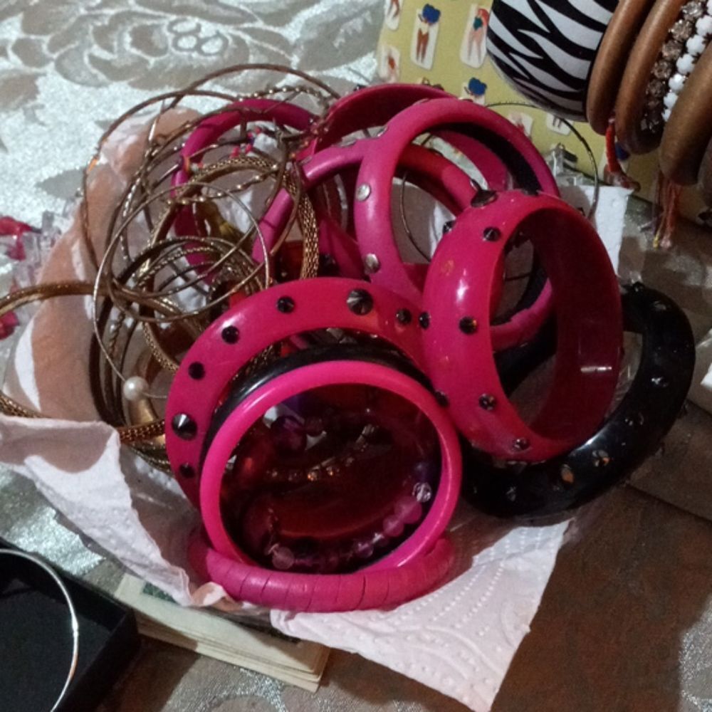 Used Plastic bracelet bundle - Picture 2 of 4